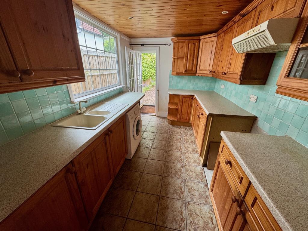 Lot: 130 - END-TERRACE PERIOD COTTAGE - Kitchen